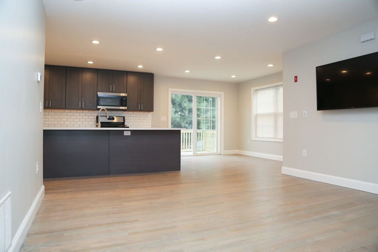 517 Admiral St - Photo 6 of 48