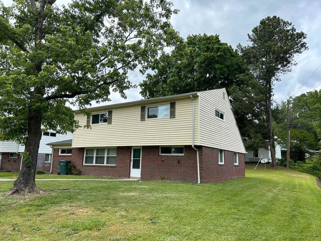 9206 Farmington Dr - Photo 2 of 26