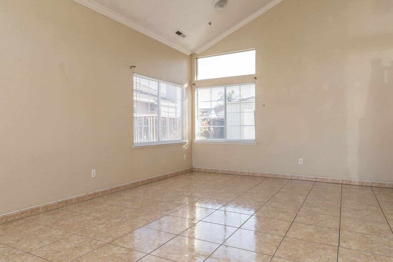 1434 Cougar Dr - Photo 2 of 27