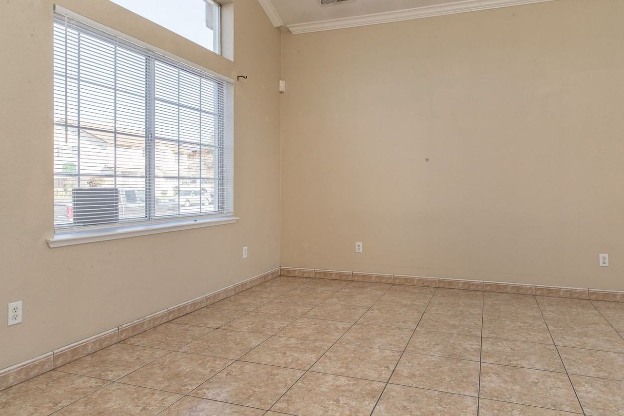 1434 Cougar Dr - Photo 3 of 27