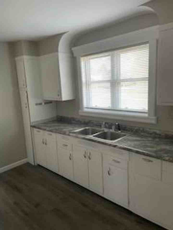 403 S Broadway Ave - Photo 3 of 11