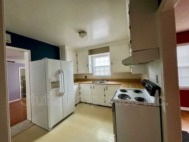 1107 E 3rd St - Photo 3 of 10