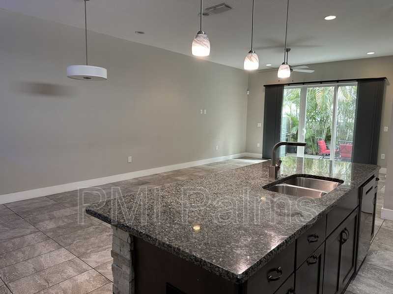 201 N Trask St #3 - Photo 3 of 22