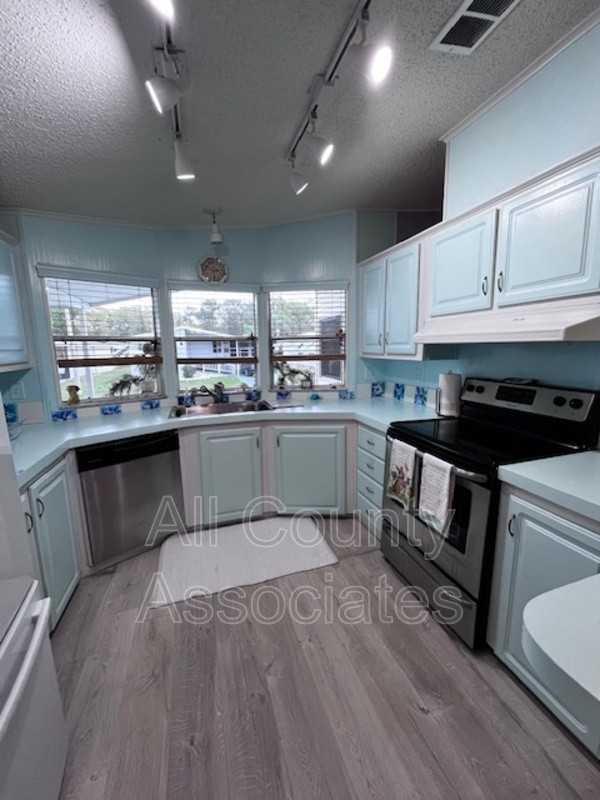 8104 Cedar Creek Dr - Photo 3 of 12