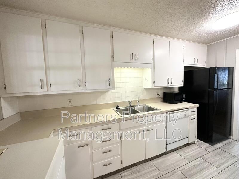 2201 W Deane St - Photo 4 of 31