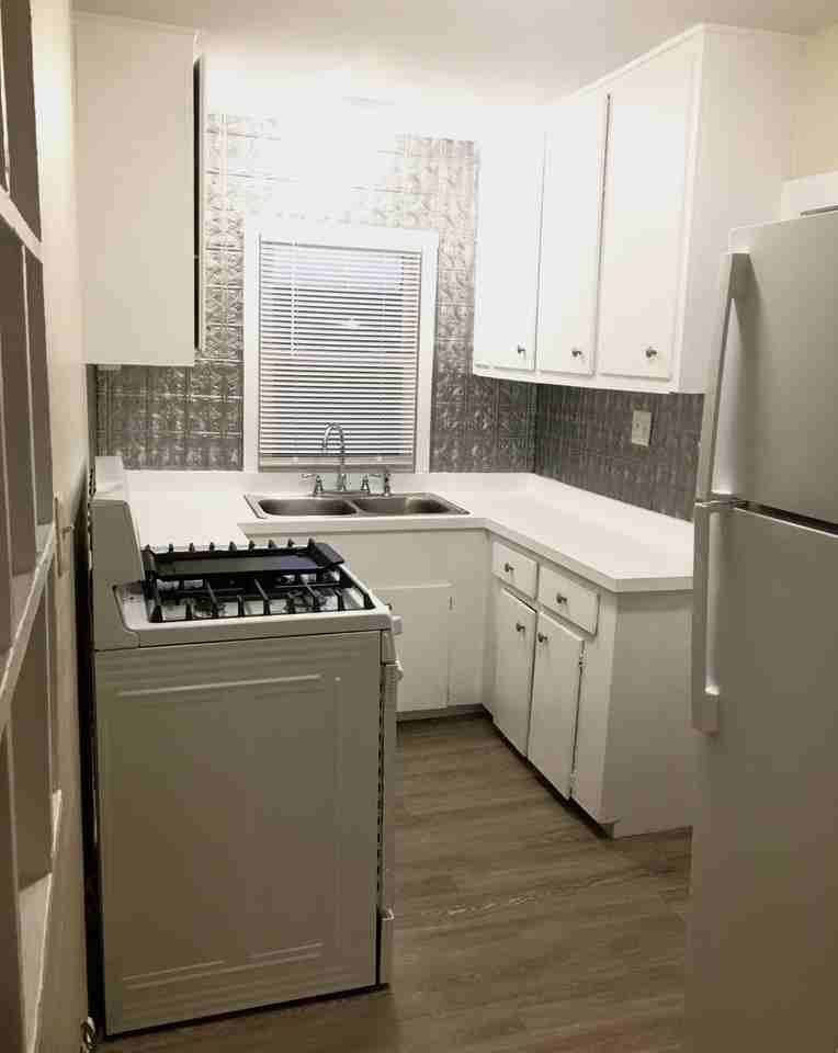 605 21st St - Photo 2 of 16