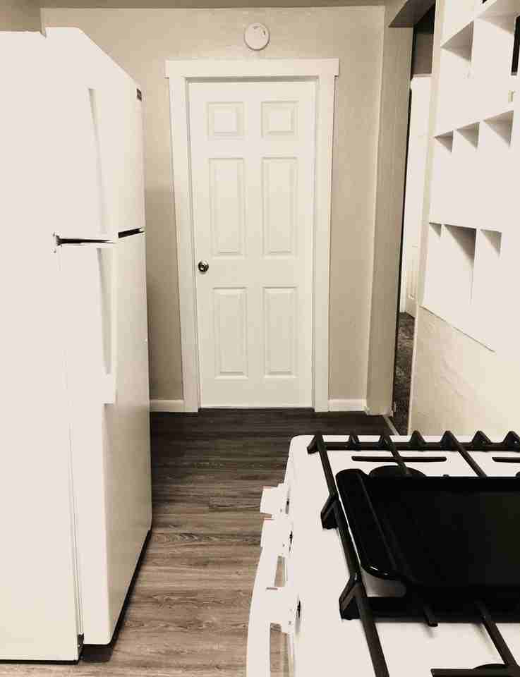 605 21st St - Photo 3 of 16