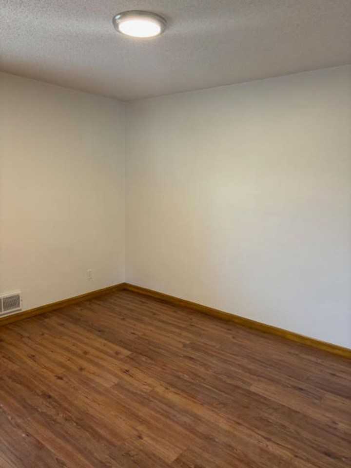 212 E Minnesota St - Photo 6 of 11