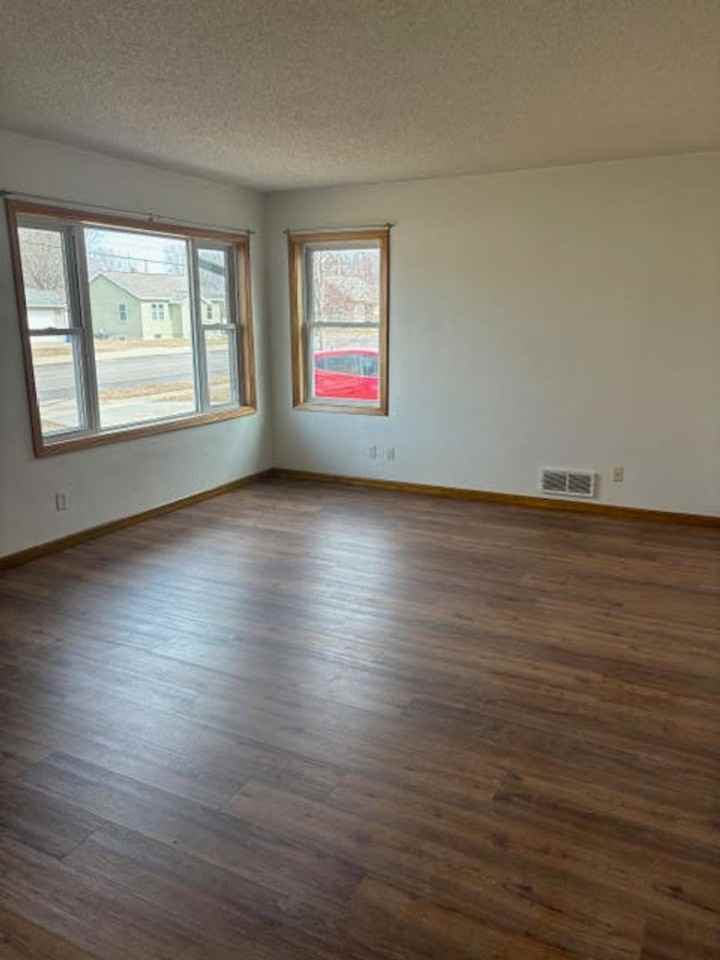 212 E Minnesota St - Photo 7 of 11