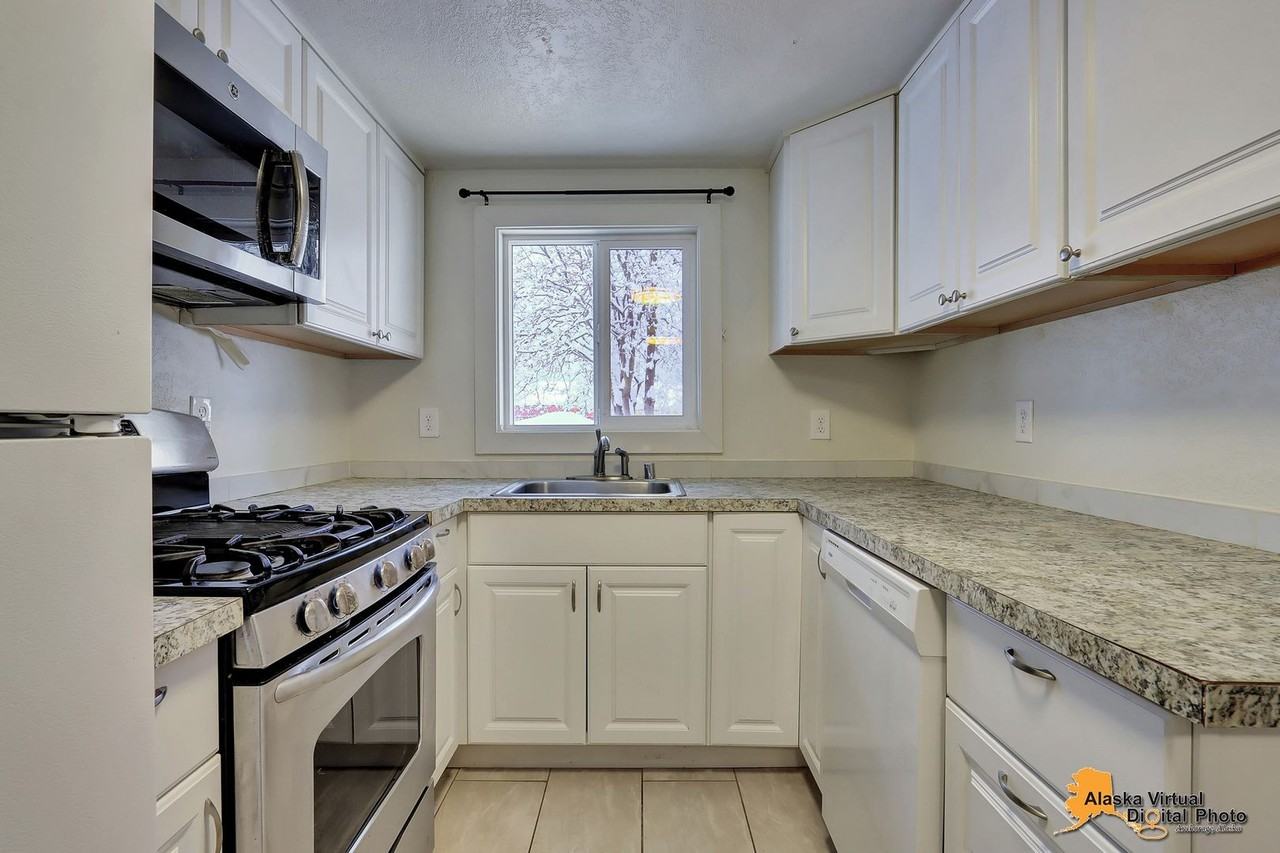 719 Bragaw Street - Photo 7 of 46