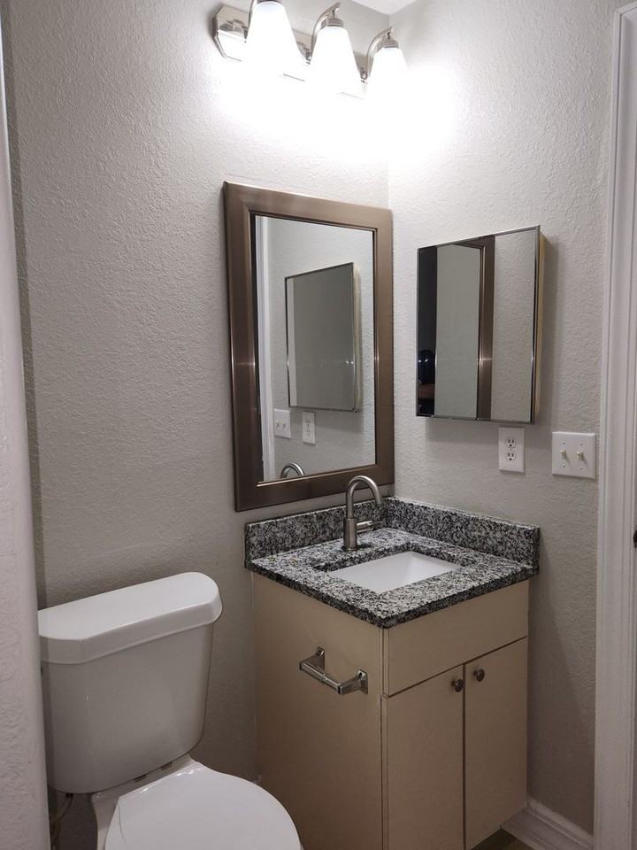 827 Ne 23rd Ter - Photo 5 of 25