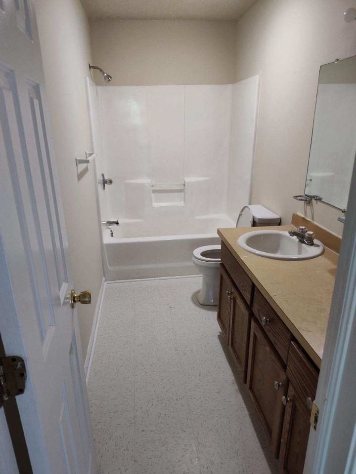 1023 Butlers Ln - Photo 4 of 17