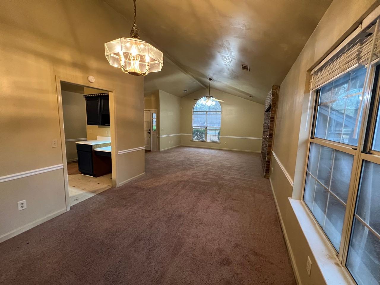 406 Club Dr - Photo 3 of 15