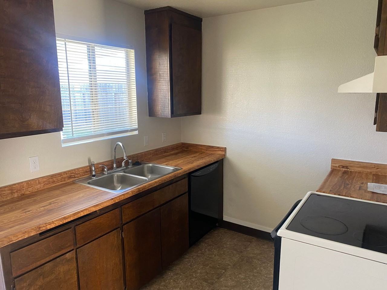 1155 Beltline Rd - Photo 5 of 18
