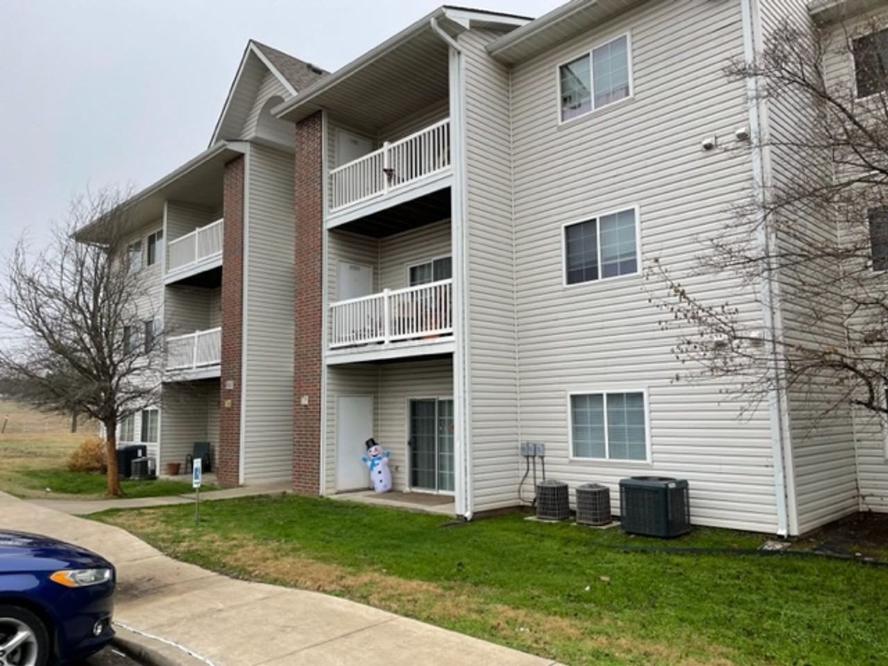 The Lindens - Photo 2 of 7