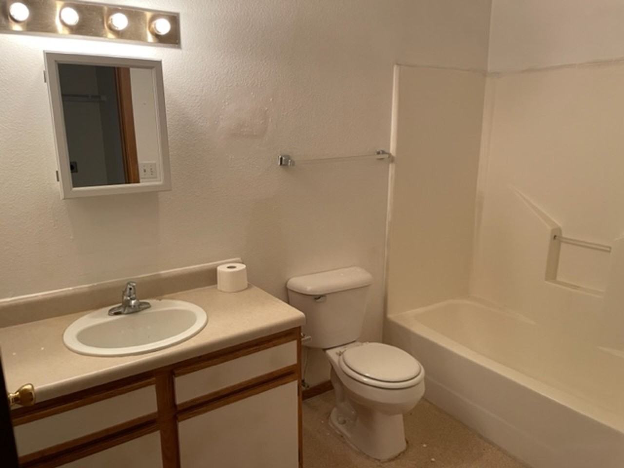 The Lindens - Photo 6 of 7