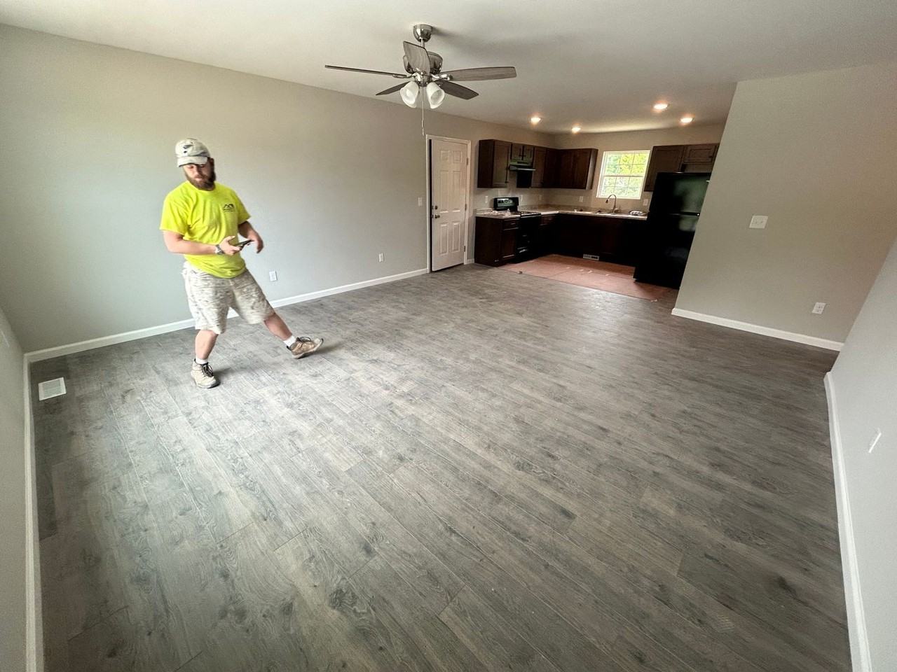 901 Lakeway Dr - Photo 2 of 10