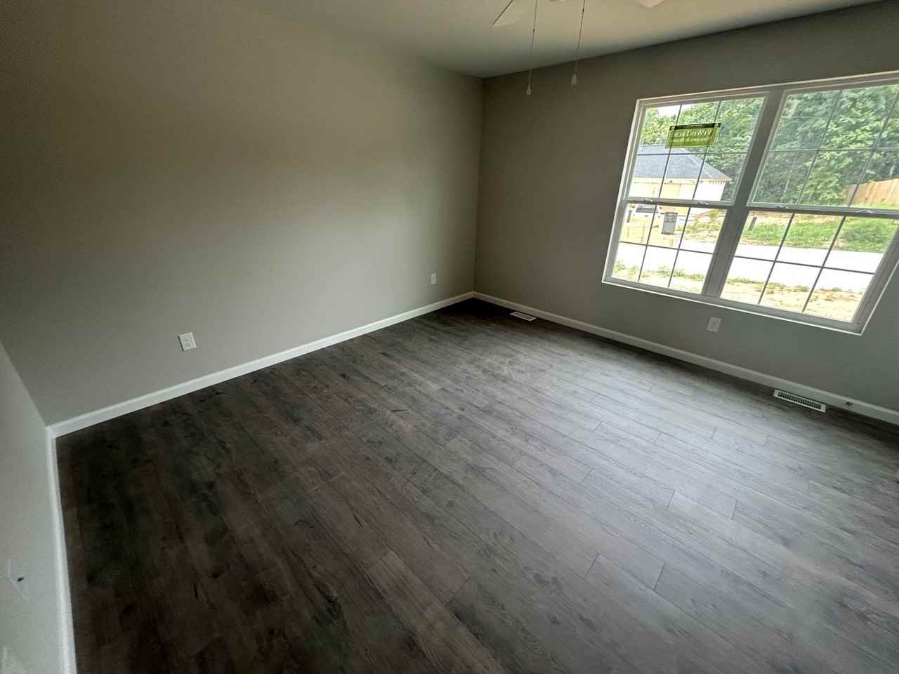 901 Lakeway Dr - Photo 3 of 10