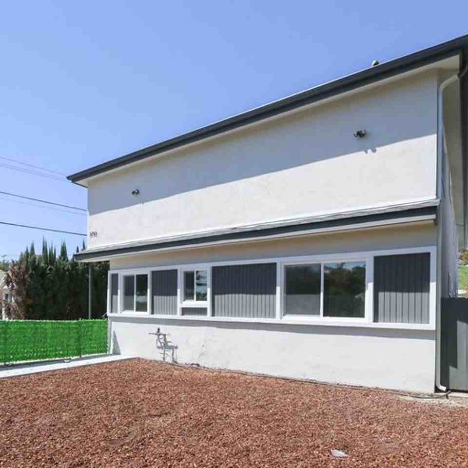 Locke Apts. - Photo 2 of 7