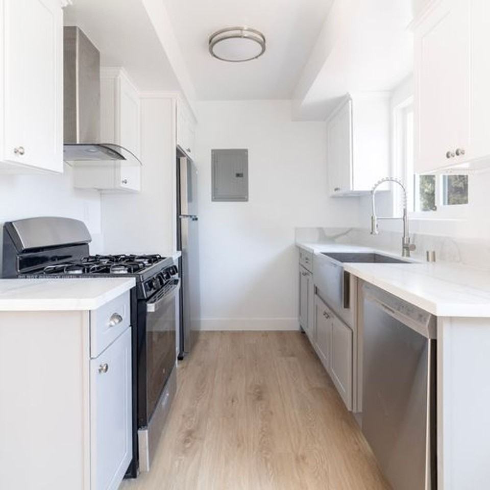 Locke Apts. - Photo 4 of 7