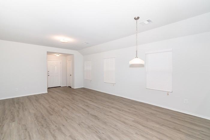 1409 Matthew St - Photo 2 of 8