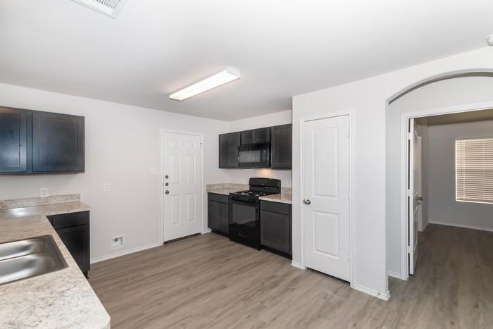 1409 Matthew St - Photo 3 of 8