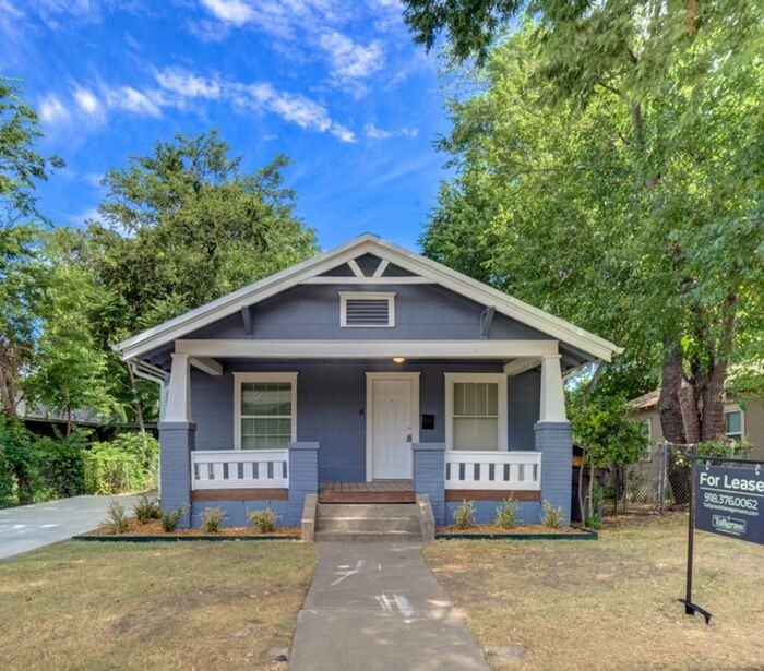 2607 E 10th St - Photo 2 of 28