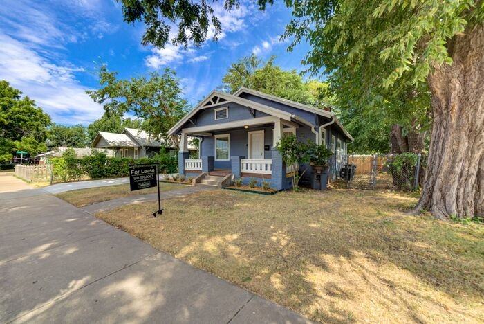 2607 E 10th St - Photo 3 of 28