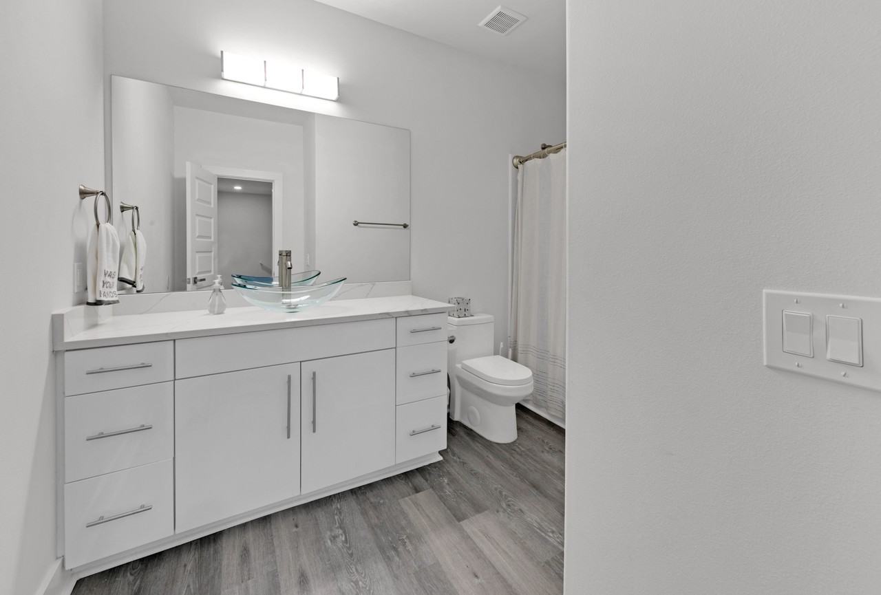 202 Oak St Se #B - Photo 2 of 37