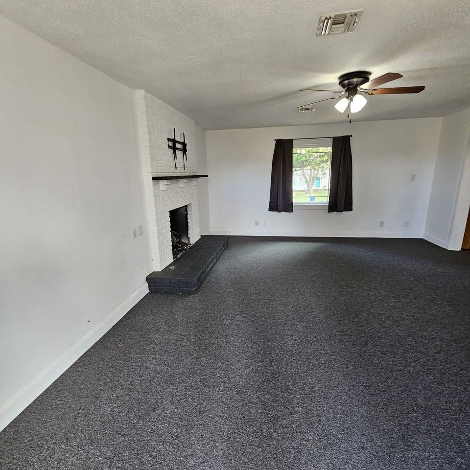 923 N Ash St #NA - Photo 2 of 50