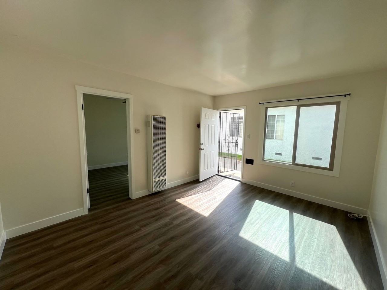 6762 Hammond Ave - Photo 3 of 17