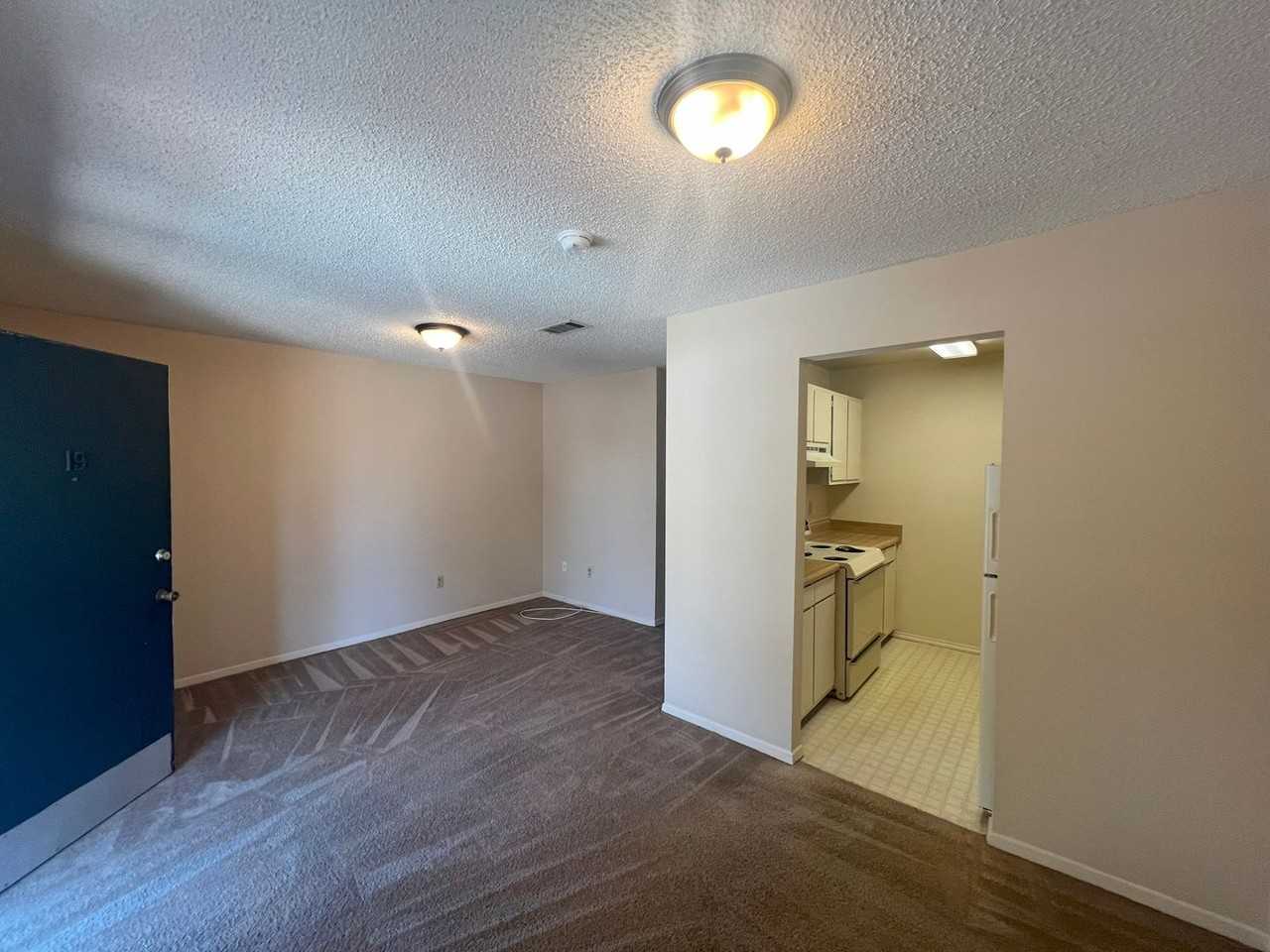 br0875 Executive Apts - Photo 2 of 6