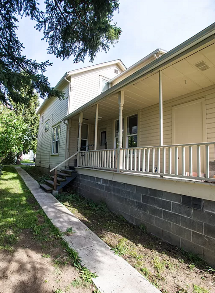 1409 Iron St - Photo 2 of 12