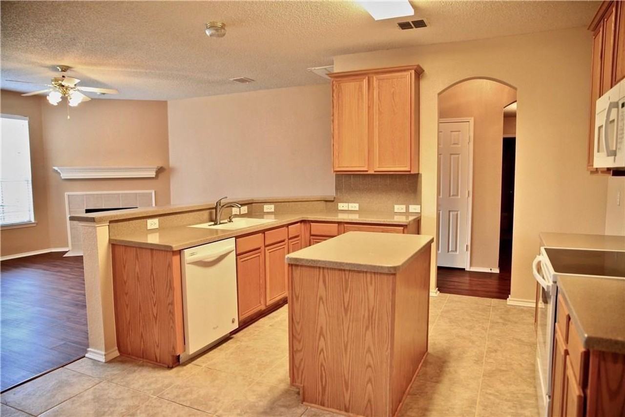 1427 Autumnmist Dr - Photo 2 of 23