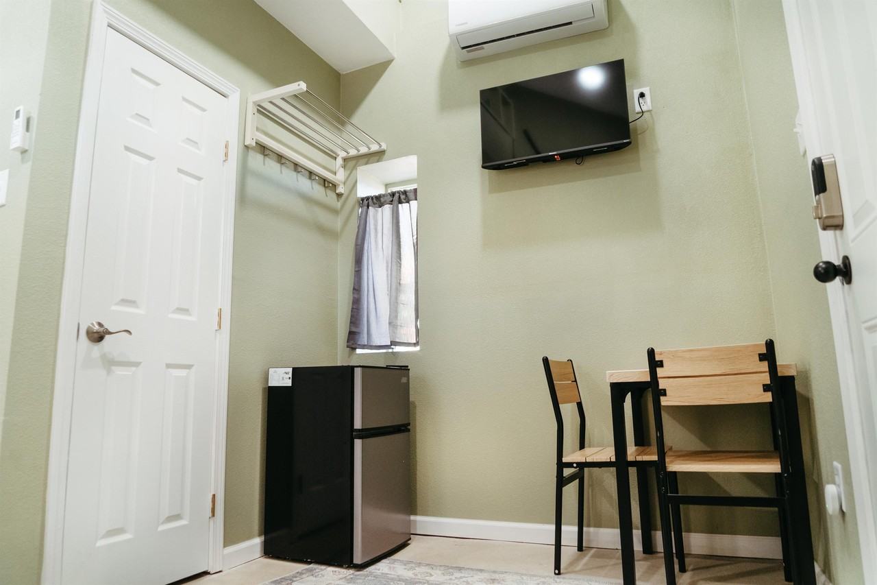 202 W 1st St - Photo 3 of 7