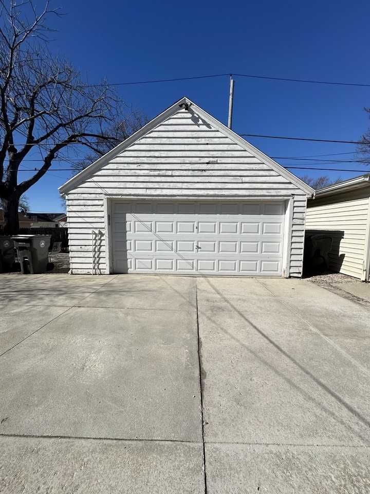 5039 N Bay Ridge Ave - Photo 2 of 16