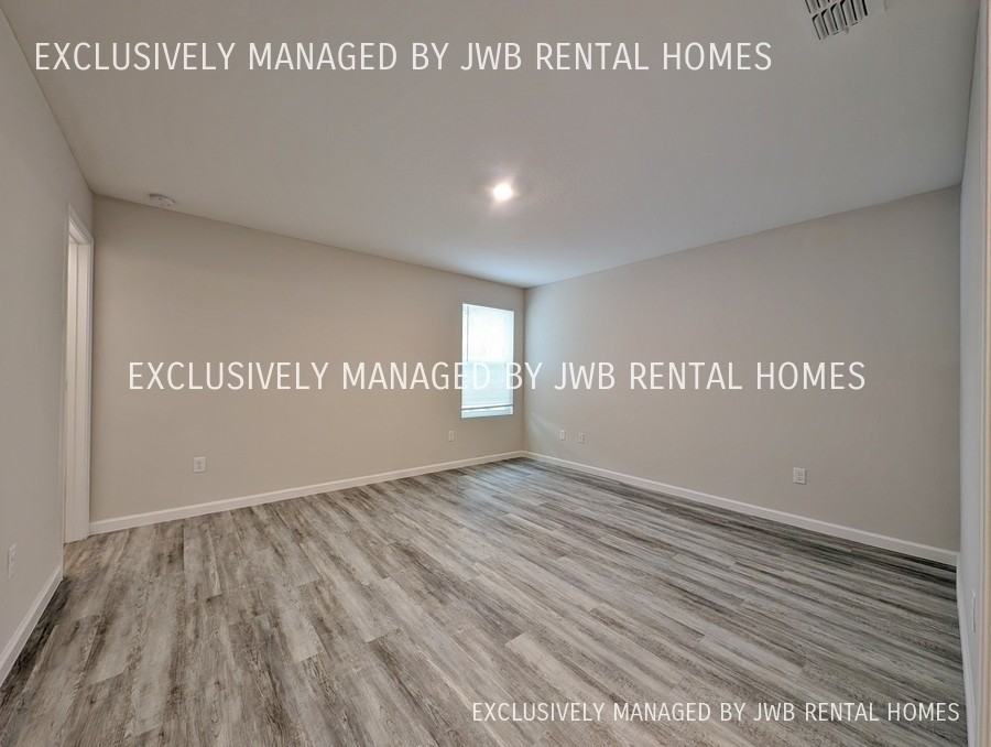 933 W 17th St - Photo 2 of 9