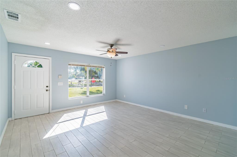 2002 N Saint Vincent St - Photo 5 of 24