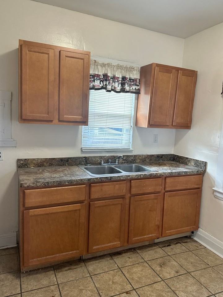 3618 E 143rd St - Photo 5 of 10