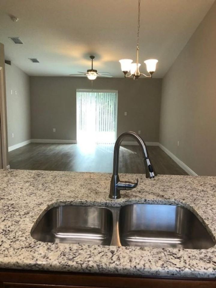 9048 N Travis Dr - Photo 4 of 14