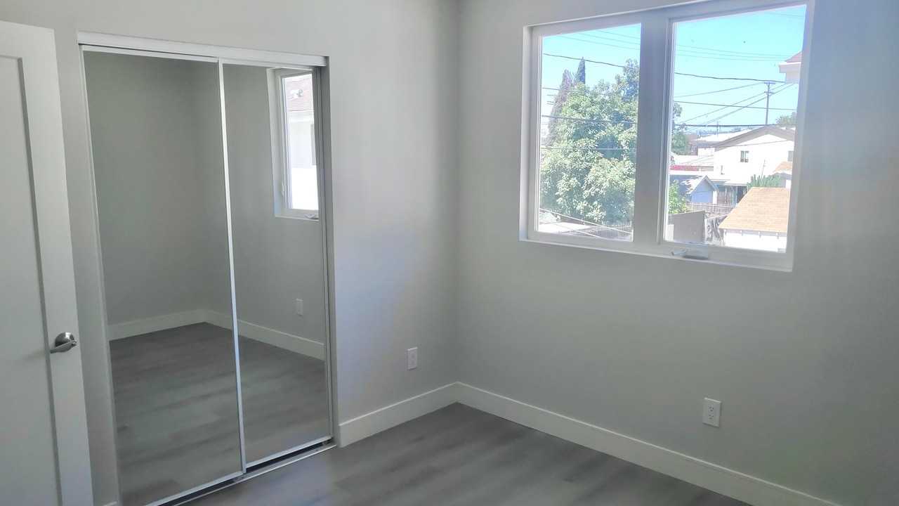 David 1344/1346 W 37th Pl - Photo 3 of 5