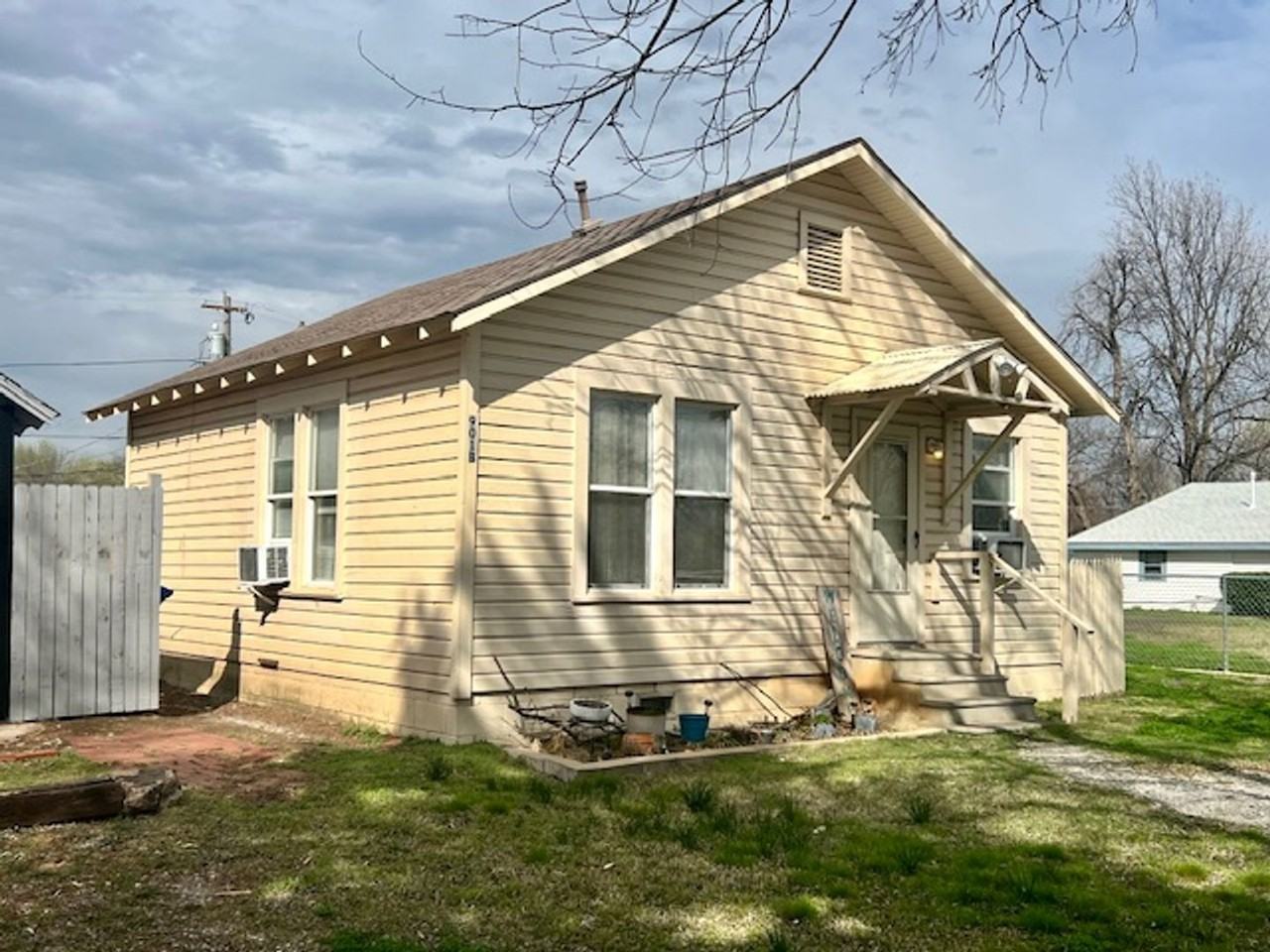 901 E Apache St #B - Photo 2 of 12