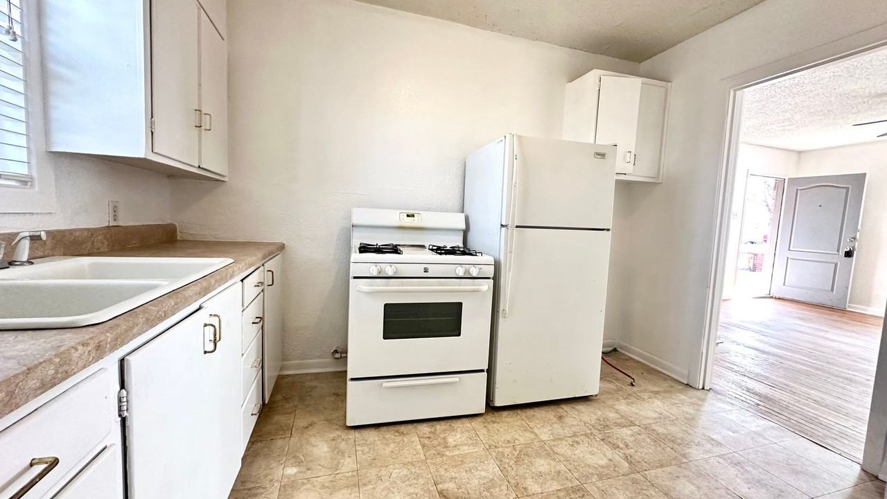 2810 35th St - Photo 5 of 10