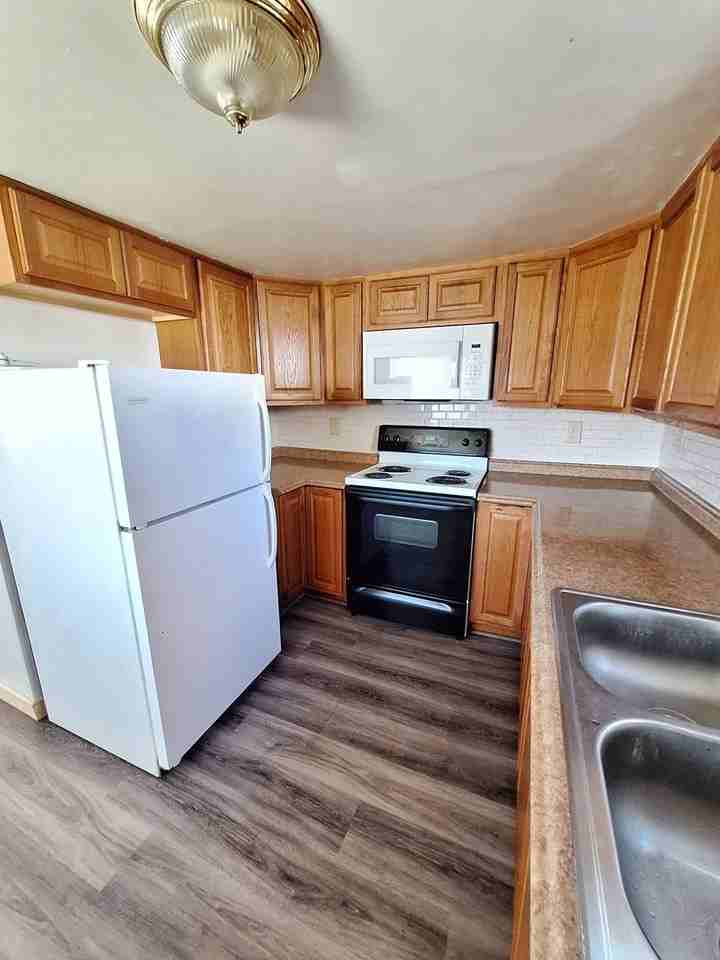 409 Ne 37th St - Photo 3 of 9