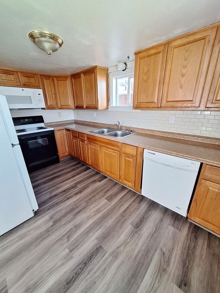 409 Ne 37th St - Photo 4 of 9