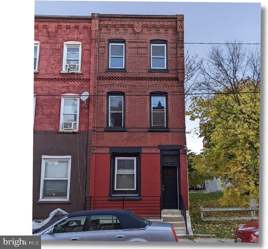 2443 Nicholas St - Photo 2 of 20