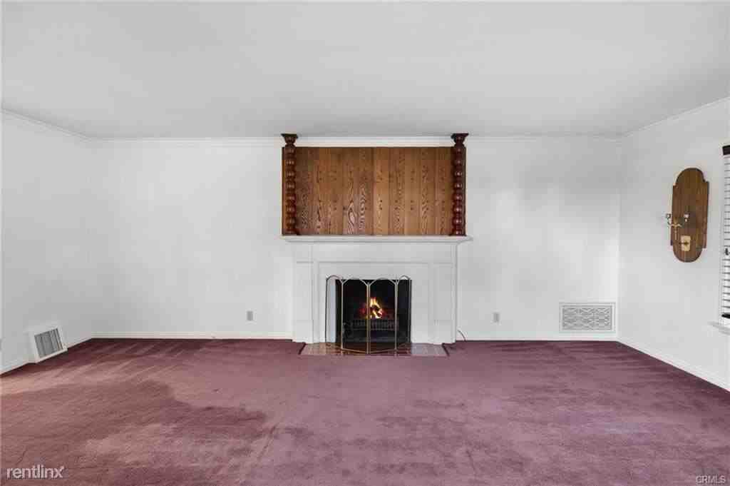 1561 El Miradero Ave - Photo 2 of 11