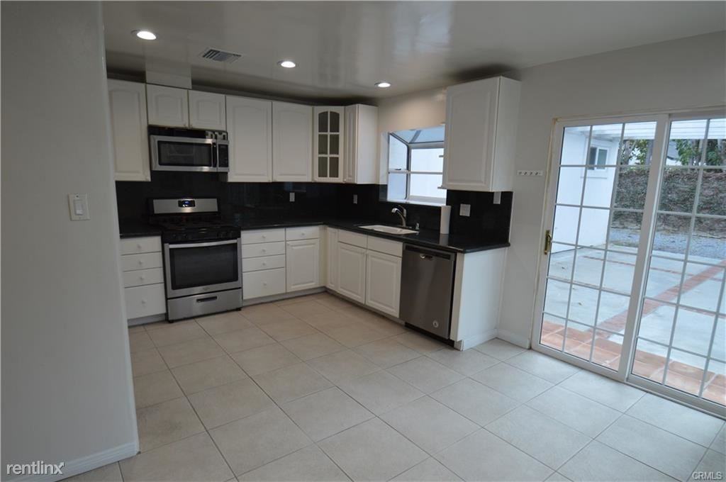 725 N Evergreen St - Photo 3 of 10