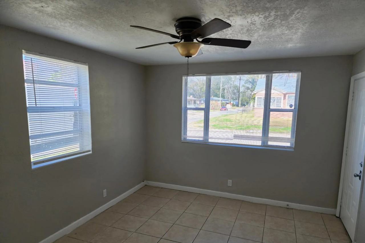 1598 W 15th St - Photo 3 of 7