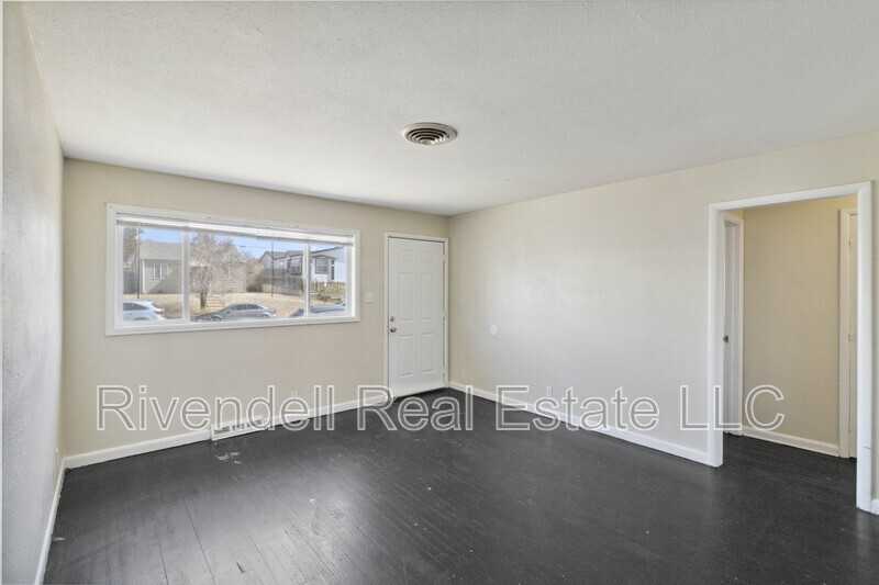 1127 Xenia St - Photo 3 of 12